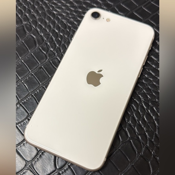 Apple iPhone Case - Elegant White - Picture 1 of 3